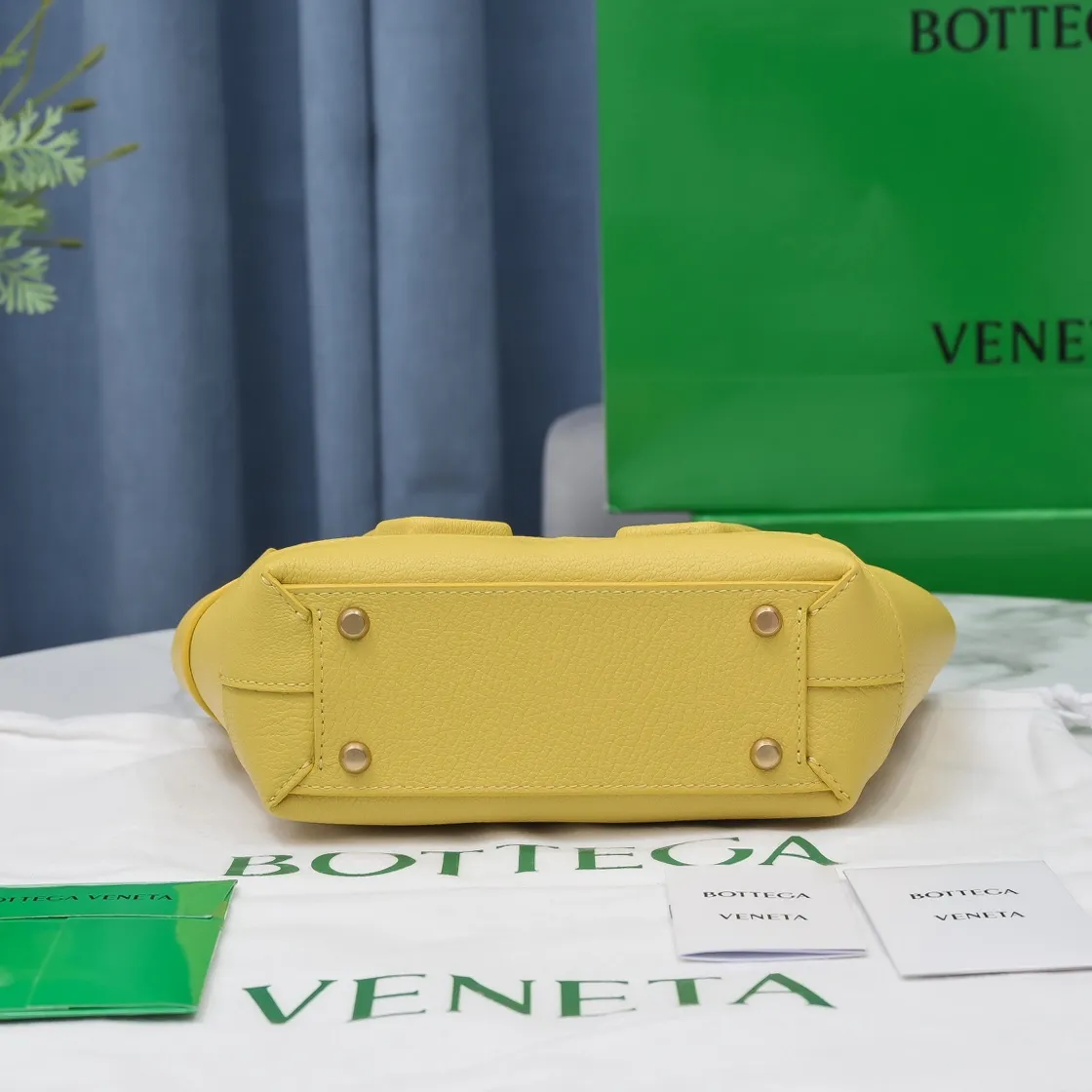 Bottega Veneta Mini Arco original pebbled cowhide has been out of control since the beginning of the cloud bag. It is made of leather block structure and has big ears with emergency buttons. It is super careful... and fashionable. The Mini size is more practical. It comes with a shoulder strap and can be worn cross-body on one shoulder. Style number [6693#] Dimensions: Bag opening 29, base 17.5, width 8, height 17 (excluding handle) pineapple yellow